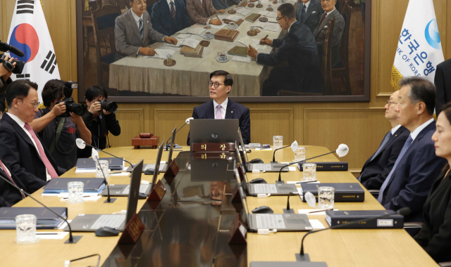 이창용 한국은행 총재가 11일 서울 중구 한국은행에서 금융통화위원회를 주재하고 있다. 사진공동취재단