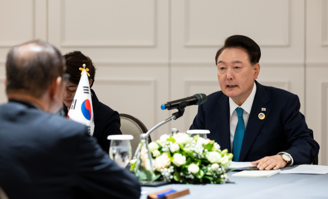 윤석열 대통령이 10일(현지시간) 라오스 비엔티안의 한 호텔에서 이시바 시게루 신임 일본 총리와 한일 정상회담을 하며 발언하고 있다. 연합뉴스