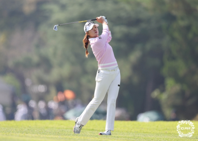 이글 두 방 김민선, KLPGA 투어 첫 우승 기회