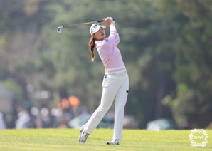 이글 두 방 김민선, KLPGA 투어 첫 우승 기회