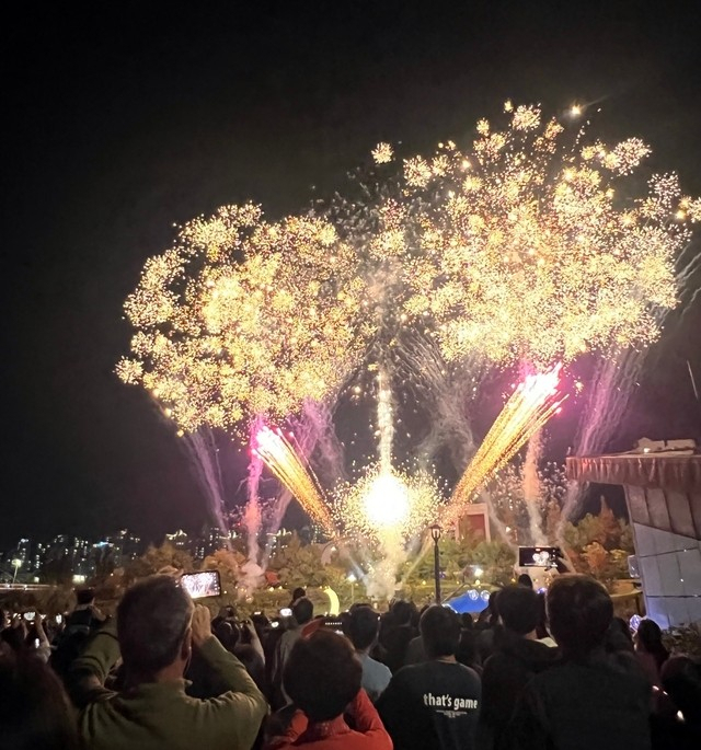 12일 열린 김포 라베니체 축제에서 관람객들이 불꽃놀이를 즐기고 있다. 사진 제공=김포시