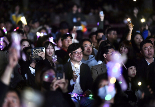 12일 열린 김포 라베니체 축제에 관람객들과 함께 하는 김병수 김포시장. 사진 제공=김포시