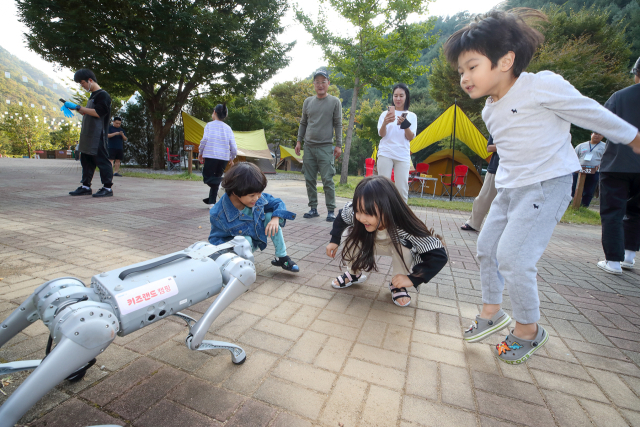 AI 로봇 셰프가 식사 제공…KT, 장기가입자 위한 캠핑행사 열어