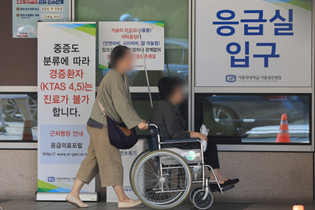 서울 시내 한 대학병원 응급의료센터에 경증환자 진료 불가 안내문이 놓여 있다. 연합뉴스