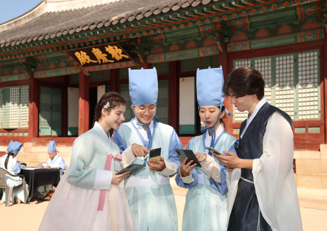 관광객들이 12일 서울 창경궁에서 대한민국 전통문화와 연계한 '갤럭시 AI'의 다양한 기능을 체험하고 있다. 사진 제공=삼성전자