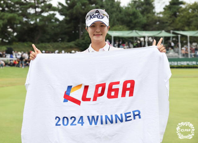 김민별이 동부건설·한국토지신탁 챔피언십에서 우승을 차지한 뒤 세리머니를 하고 있다. 사진 제공=KLPGA