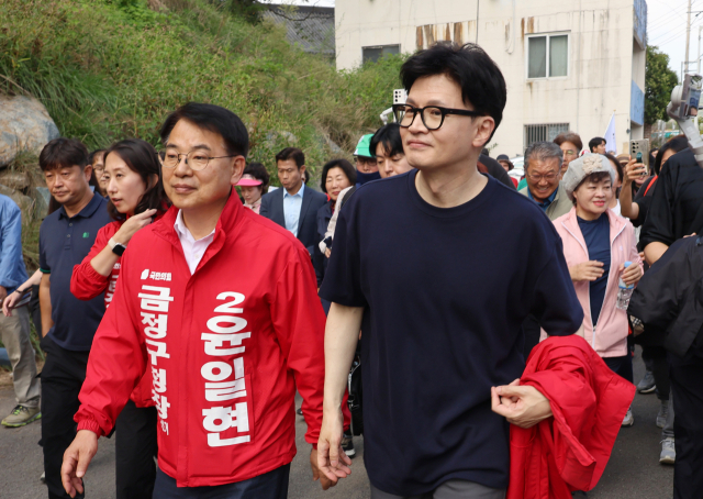 한동훈 국민의힘 대표가 12일 오후 부산 금정구 거리 일대를 걸으며 윤일현 금정구청장 보궐선거 후보와 유세를 펼치고 있다. 연합뉴스