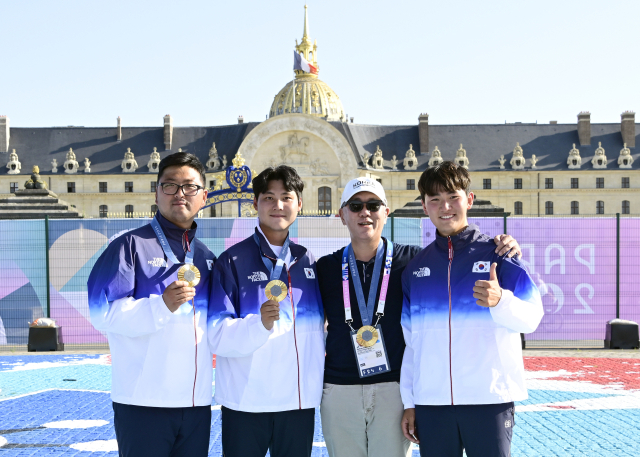 정의선(오른쪽 두 번째) 현대차그룹 회장이 올 7월 2024 파리 올림픽 남자 양궁 단체전 우승 직후 김우진·이우석·김제덕 선수를 축하하며 기념 촬영을 하고 있다. 사진 제공=현대차그룹