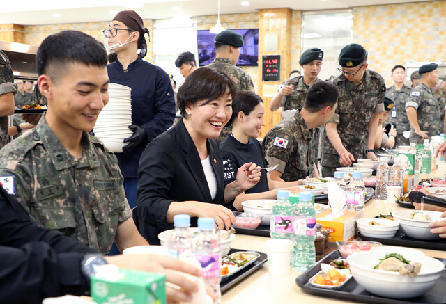 ‘맛이 없나’ vs ‘편식 하나’…매년 급증하는 軍 음식물쓰레기 한 해 11만t 초과 [이현호 기자의 밀리터리!톡]