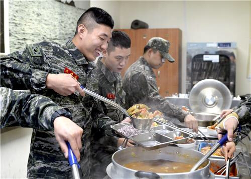 ‘맛이 없나’ vs ‘편식 하나’…매년 급증하는 軍 음식물쓰레기 한 해 11만t 초과 [이현호 기자의 밀리터리!톡]