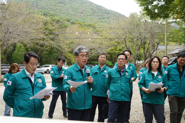 임상섭(앞줄 왼쪽 두번째) 산림청장이 소나무재선충병 방제를 위한 현장간담회를 주재하고 있다. 사진제공=산림청