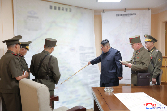 북한군이 한미 연합 ‘을지 자유의 방패’(UFS·을지프리덤실드) 연습에 대응해 실시한 전군지휘훈련에 김정은 국무위원장이 현장 방문했다고 조선중앙통신이 지난 2023년 8월 31일 보도했다. 김 위원장이 지도상 계룡대 인근을 가리키며 남한 영토 점령 훈련을 지휘하고 있다. 조선중앙통신·연합뉴스