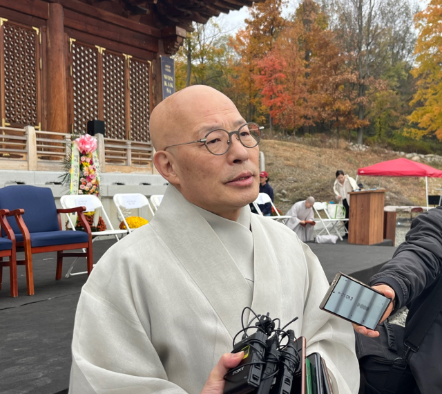 10일 미국 뉴욕주의 원각사에서 대한불교조계종 총무원장 진우스님이 원각사 50주년 기념 법회를 마치고 이번 방미 소회에 대해 밝히고 있다. /샐리즈버리=정혜진기자