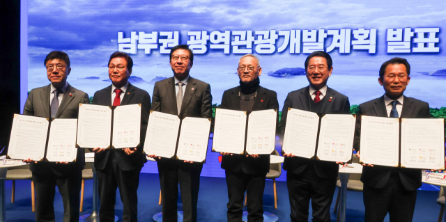 지난해 12월 22일 경상남도 통영시 국제음악당에서 열린 '남부권 광역관광개발 비전 발표 행사'에서 참석자들이 업무협약문을 들고 기념촬영하고 있다. 왼쪽부터 서정욱 울산 행정부시장, 박완수 경남도지사, 박형준 부산시장, 유인촌 문체부 장관, 김영록 전남도지사, 문영훈 광주 행정부시장. 사진 제공=문체부