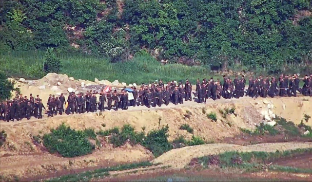 지난 6월 18일 북한군 수십명이 비무장지대 북측 지역에 투입돼 작업을 하고 있는 모습. 사진 제공=합동참모본부