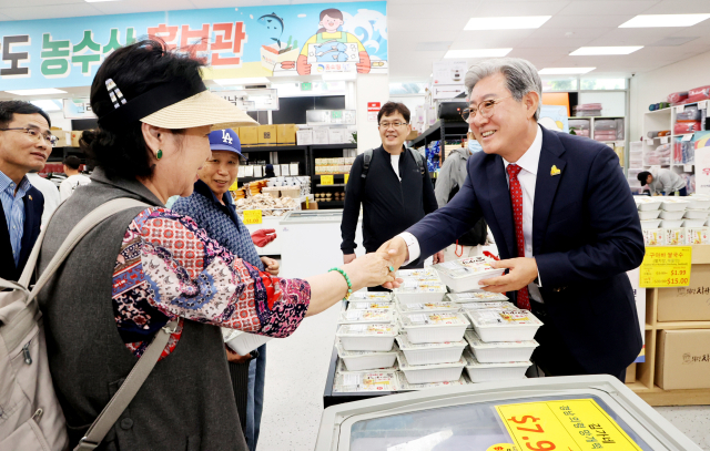 오태완(오른쪽) 의령군수가 지난 9월 26일 미국 로스앤젤레스에서 열린 LA한인축제 농수산엑스포에 참여해 구이바쌀국수를 홍보하고 있다. 사진 제공=의령군