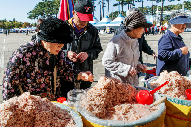 주민들이 새우젓 축제에서 새우젓을 구매하고 있다. 사진제공=마포구