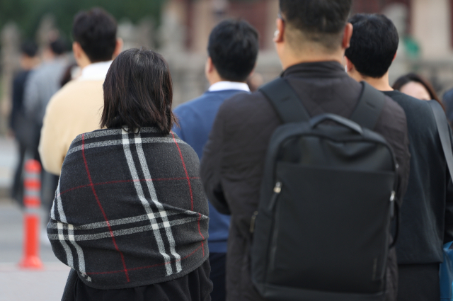 8일 오전 서울 종로구 광화문광장 인근에서 시민들이 이동하고 있다. 연합뉴스