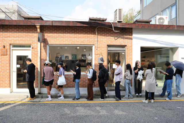 11일 소설가 한강이 대표를 맡고 있는 서울 종로구 독립서점 '책방오늘' 앞에 영업 시작을 기다리는 시민들이 줄을 서있다. 연합뉴스