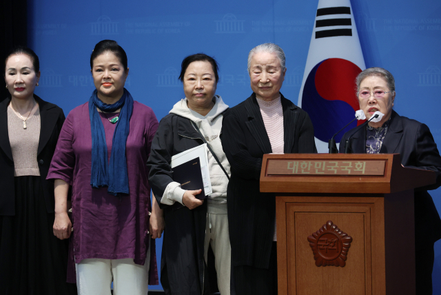 14일 국회 소통관에서 국악인 신영희씨가 '국악인 비하 발언' 민주당 양문석 의원 규탄 기자회견을 하고 있다. 연합뉴스