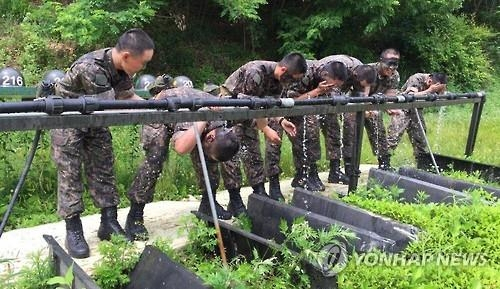 훈련 중 세면하고 있는 군 장병들(사진은 기사 내용과 무관함). 연합뉴스