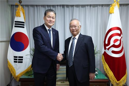 김영호 통일부장관, 천도교 방문…'北 위협, 정부·군 대비태세'