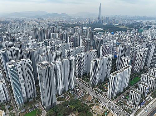 13일 오전 입주를 45일 앞둔 서울 강동구 올림픽파크포레온 단지 모습. 연합뉴스