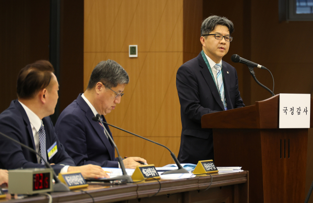 14일 오후 부산 국제금융센터에서 열린 정무위원회 예금보험공사, 한국자산관리공사, 한국주택금융공사, 신용보증기금에 대한 국정감사에서 임원후보추천위원회 위원에 포함됐던 이상우 예금보험공사 부장이 김대남 전 대통령실 선임행정관의 SGI 서울보증보험 상근 감사위원 임명과 관련된 질의에 답변하고 있다. 연합뉴스