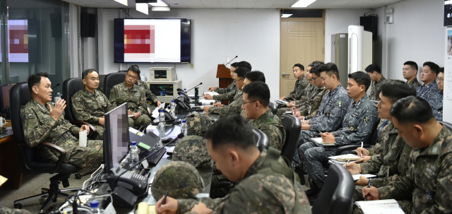 김명수 합참의장이 14일 해군 인천해역방어사령부의 군사 대비 태세를 점검하고 “적 도발 시에는 좌고우면하지 말고 즉각·강력히·끝까지 응징할 것”을 지시했다. 사진 제공=합참