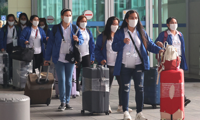 지난 8월 6일 외국인 가사관리사 시범사업에 참여하는 필리핀 노동자들이 인천국제공항을 통해 입국하고 있다. 뉴스1