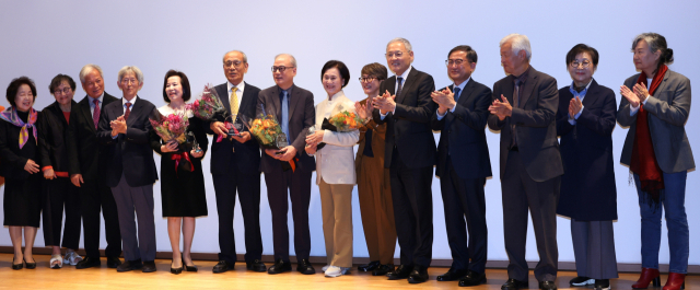 유인촌(왼쪽 10번쩨) 문화체육관광부 장관이 14일 서울 용산구 국립중앙박물관 소강당에서 열린 ICOM 서울 세계박물관대회 20주년 기념식에서 참석자들과 기념 촬영하고 있다. 사진 제공=문체부