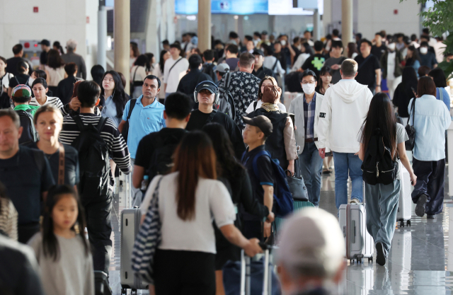 인천 영종도 인천국제공항 제1여객터미널이 여행객 등으로 붐비고 있다. 연합뉴스