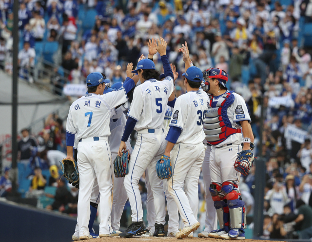 이달 13일 오후 대구 삼성라이온즈파크에서 열린 2024 프로야구 신한 SOL뱅크 KBO 포스트시즌 플레이오프 1차전 LG 트윈스와 삼성 라이온즈의 경기. 삼성 선수들이 승리 후 세리머니하고 있다. 연합뉴스