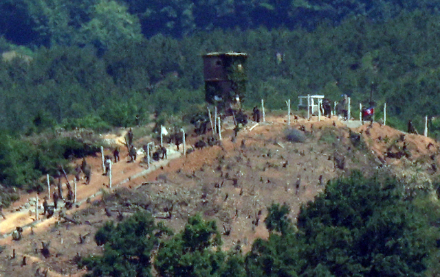 합참 '북한, 경의선·동해선 남북 연결도로 폭파'