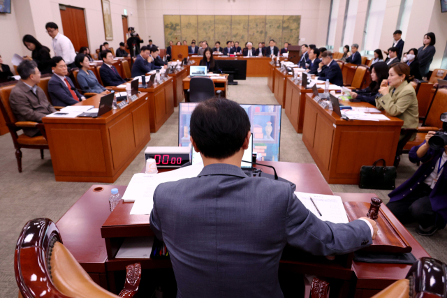 15일 오전 열린 국회 문화체육관광위원회 국정감사에서 더불어민주당 소속 전재수 위원장이 의사봉을 두드리고 있다. 연합뉴스