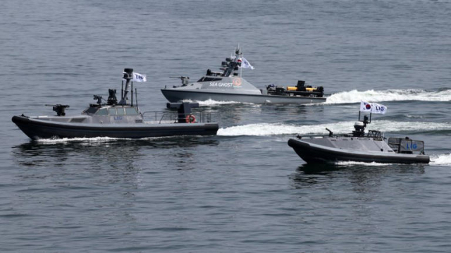 해군이 부산작전기지에서 유·무인 복합 전투 체계 ‘네이비 시 고스트(Navy sea Ghost)’를 적용한 상륙작전을 시연하고 있다. 연합뉴스