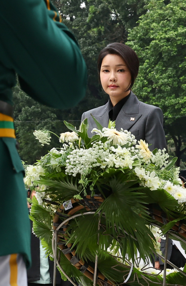 김건희 여사가 6일(현지시간) 필리핀 마닐라 영웅 묘지 내 한국전 참전 기념비를 참배하고 있다. 연합뉴스