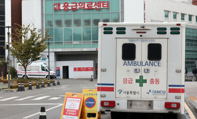 15일 서울 시내의 한 병원 응급실 앞에 구급차가 세워져 있다. 연합뉴스