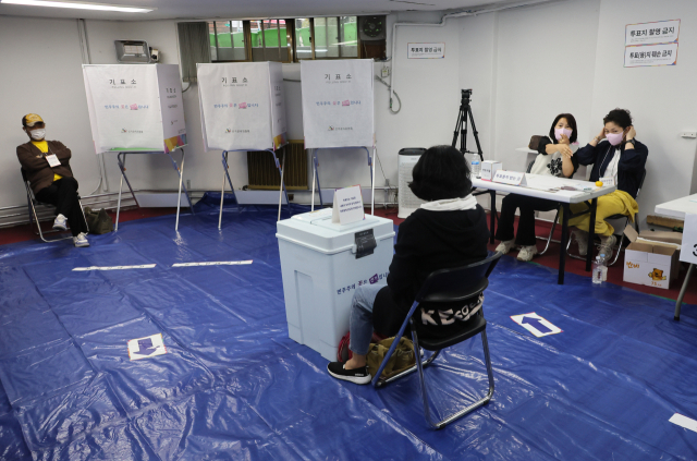 서울시교육감 보궐선거 본투표일인 16일 오전 서울 동작구 사당2동 제7투표소가 한산한 모습이다. 연합뉴스