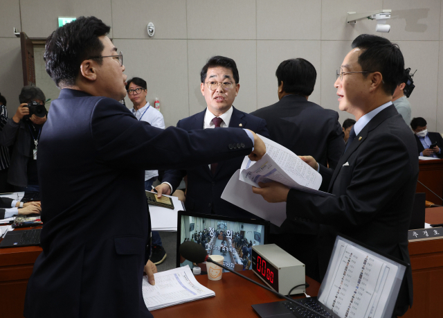 16일 국회에서 열린 운영위원회 전체회의에서 여당 간사인 배준영(가운데) 국민의힘 의원이 증인 채택과 관련해 위원장인 박찬대(왼쪽) 더불어민주당 원내대표와 야당 간사인 박성준 민주당 의원에게 항의하고 있다. 연합뉴스