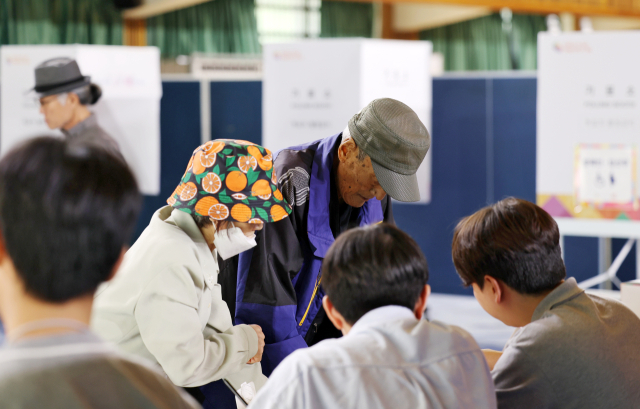 2024 하반기 재·보궐선거 본투표가 열린 16일 오전 전남 영광군 해룡고등학교에 마련된 투표소에서 유권자들이 투표하고 있다. 연합뉴스