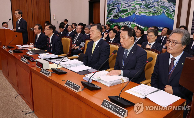 16일 국회에서 열린 국토교통위원회 국정감사에 참석한 유병태 HUG사장(오른쪽에서 세번째) 사진=연합뉴스