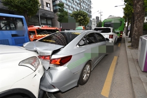 한국외대 앞 4중 추돌 사고 발생…택시기사 "급발진" 주장