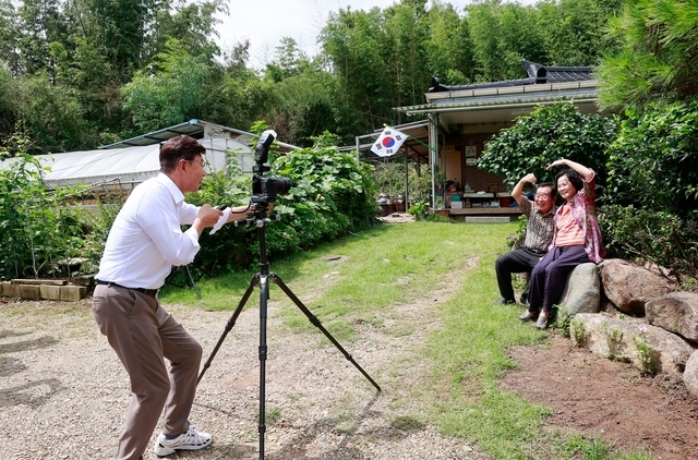 김철우 보성군수가 보성읍 주봉1리를 찾아 어르신들의 인생 이야기와 모습을 남기는 ‘문화600 인생한컷’을 촬영하고 있다. 사진 제공=보성군