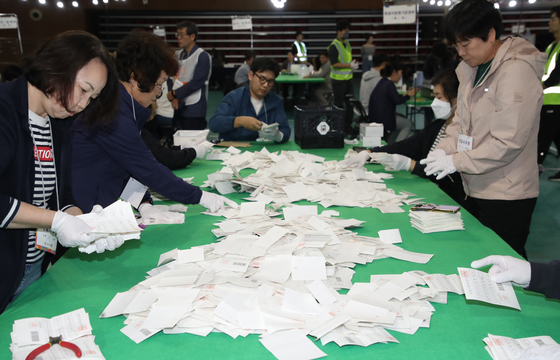 [속보] 부산 금정 개표율 22.43%…국힘 윤일현 58%·민주 김경지 41%