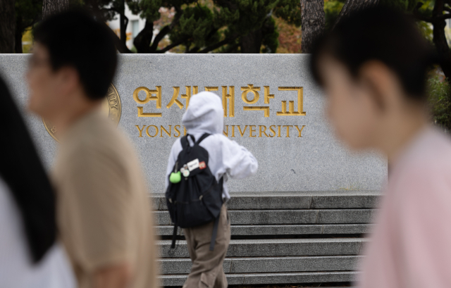 (연세대학교 수시모집 자연계열 논술시험 고사장에서 문제지가 예정된 시간보다 일찍 배부되는 사고가 발생했다. 온라인 커뮤니티에서는 시험 전 문제 유출 의혹이 불거졌고 학교 측은 자체 조사 결과 