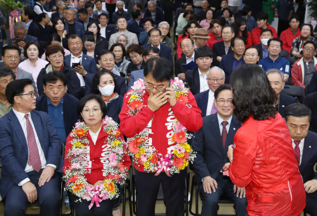 윤일현 국민의힘 금정구청장 후보가 16일 오후 부산 금정구 자신의 선거사무소에서 당선이 유력해지자 한동훈 국민의힘 대표에게 축하 전화를 받고 있다. 뉴스1