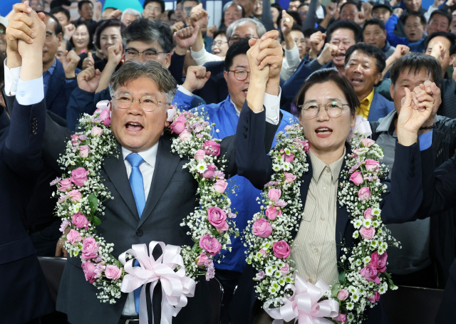 1·0·16 재·보궐선거가 실시된 16일 당선이 확실시된 장세일 더불어민주당 후보가 배우자 정수미 씨와 영광읍 선거사무소에서 지지자에게 인사하고 있다. 연합뉴스