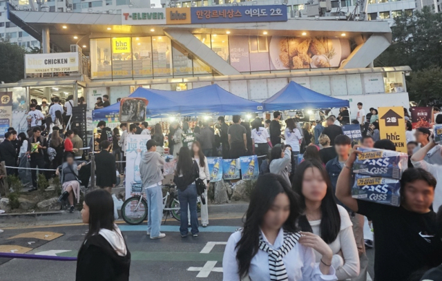 지각 가을에 한강 나들이객 '북적'…편의점 매출 3배 뛰었다