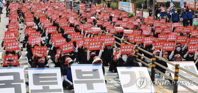 생활숙박시설 관계자들이 지난해 세종시 정부세종청사 국토교통부앞에서 '이행강제금 부과 예정'을 규탄하는 집회를 열고 있다. 연합뉴스